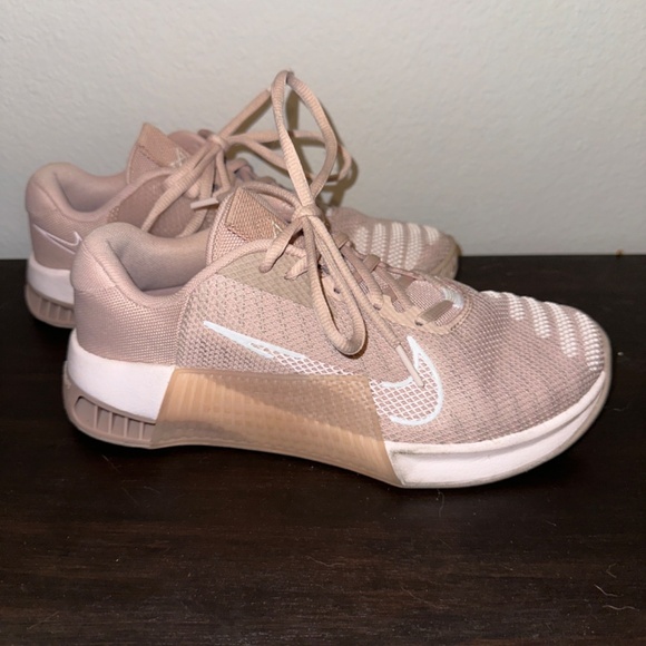 Nike Women’s Macon 9 - Picture 2 of 4